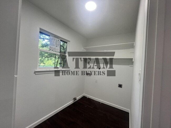 Building Photo - Fully Remodeled 2 Bedroom 1 Bathroom