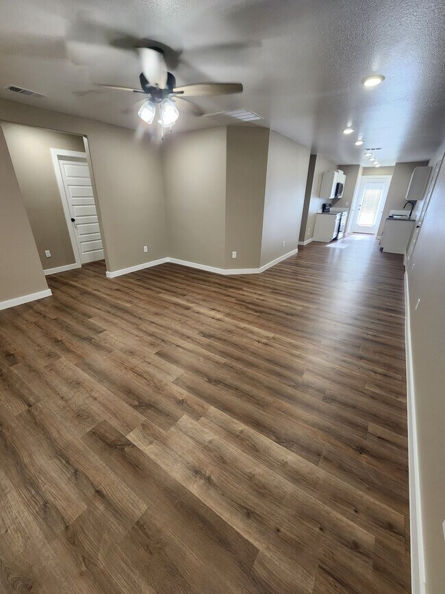 Foto del edificio - 3 bed 2 bath home, 1 car garage