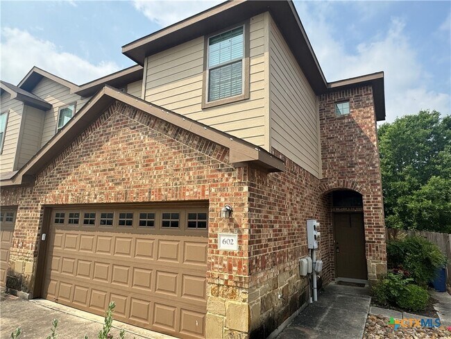 Foto del edificio - 602 Creekside Cir