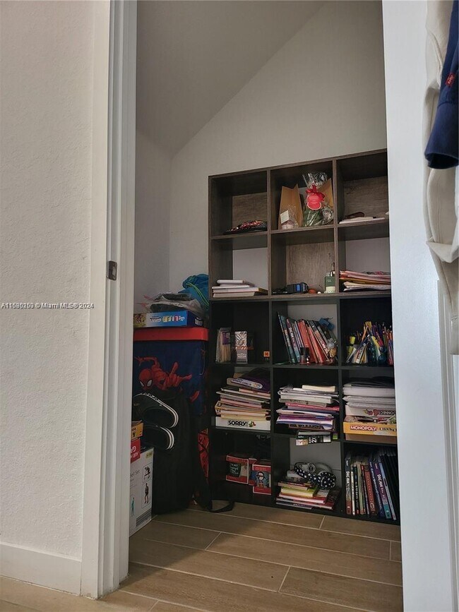 Foto del edificio - 567 NE 6th Pl