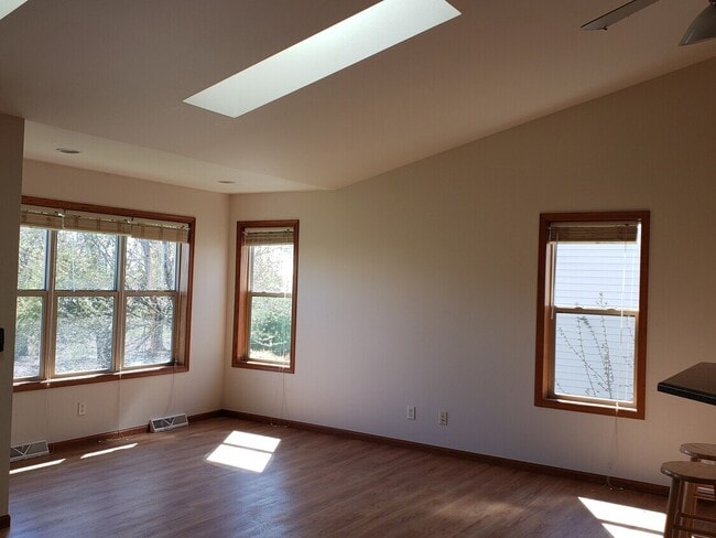 Building Photo - 105 E School Rd