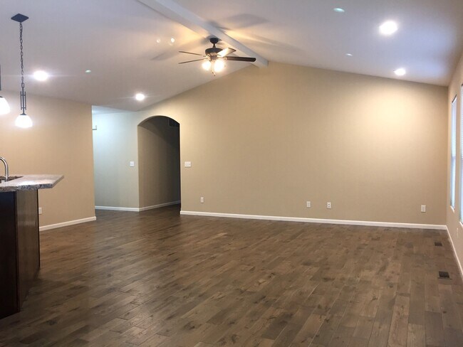 Building Photo - 4Bed/3Bath, House, Quiet Subdivision!