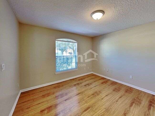 Foto del edificio - 1725 Dartmoor Ln