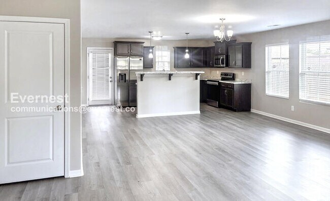 Building Photo - Limited Time Special Offer / 3 Bed, 2 Bath Home with Garage / Pet-Friendly / Vouchers Accepted / ...