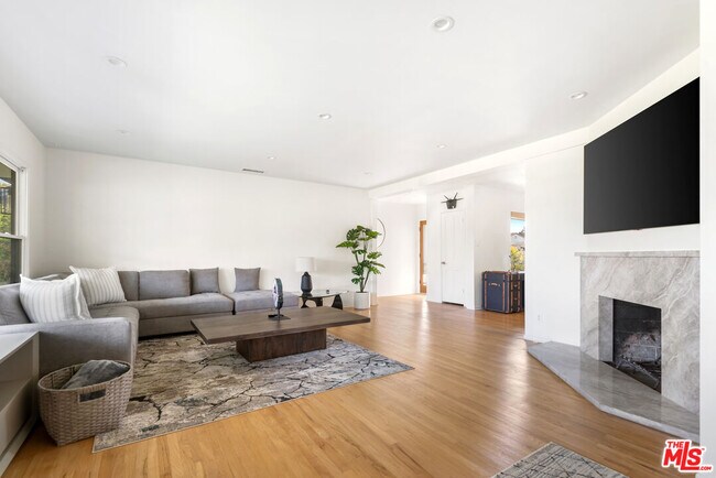 Building Photo - 300 Bellino Dr