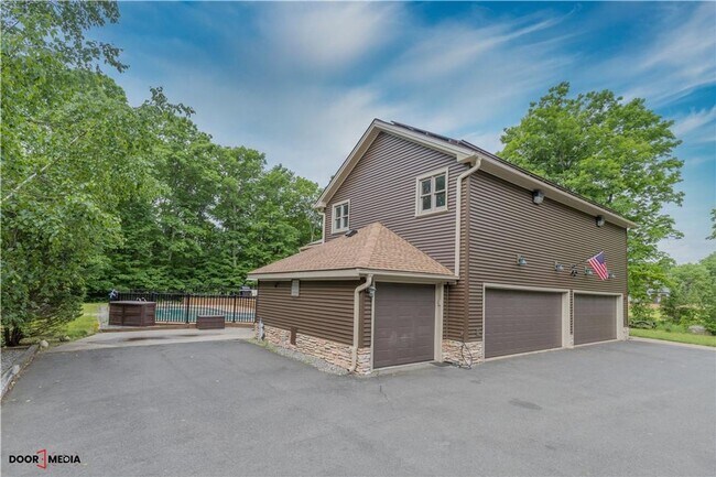 Building Photo - Gorgeous Resort-Like 4 Bedroom