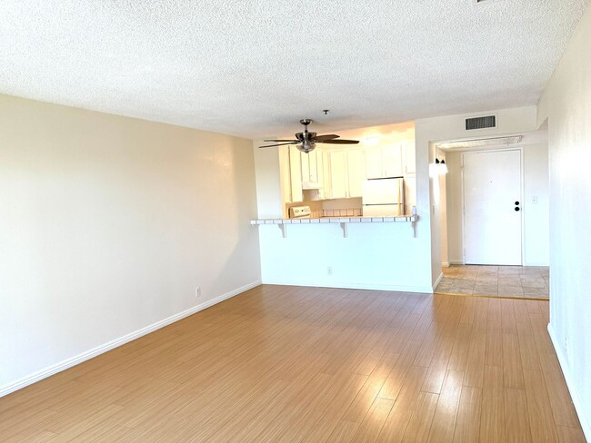 Foto del edificio - Large 2 bedroom 2 bathroom Condo Available...