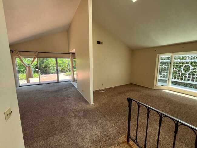 Foto del edificio - 3-Bedroom Single-Story Home in Valencia on...