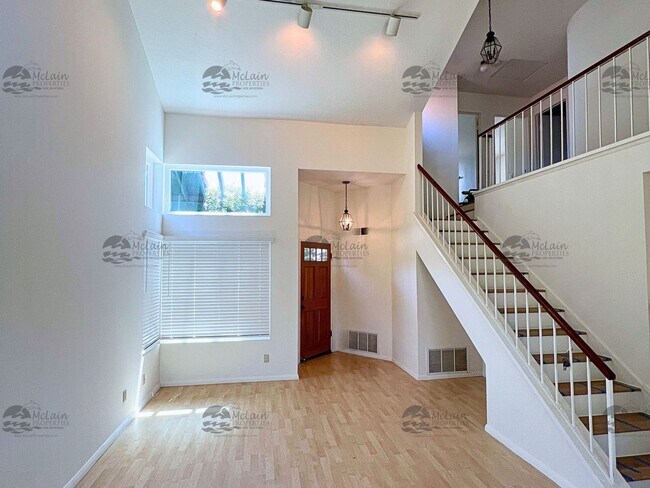 Foto del edificio - Two Story 3BD/2.5BA Home In Carmel Valley
