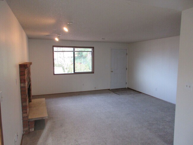 Building Photo - 1/2 Off 1st Month's Rent - Two Bedroom w/ Garage