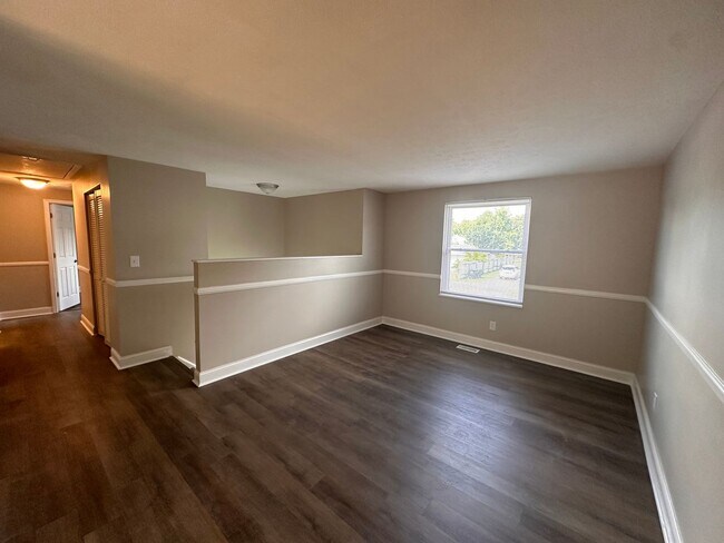 Foto del edificio - Renovated 5BR/2BA Bi-Level Home with Oversized 2 Car Garage For Rent!