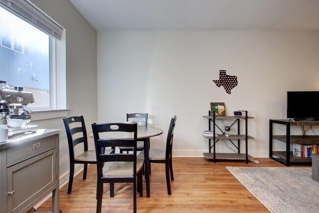 Foto del edificio - 2827 Manor Rd