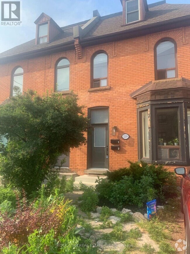 Building Photo - 219 Stinson St