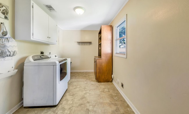 Building Photo - 110 Lana Dr