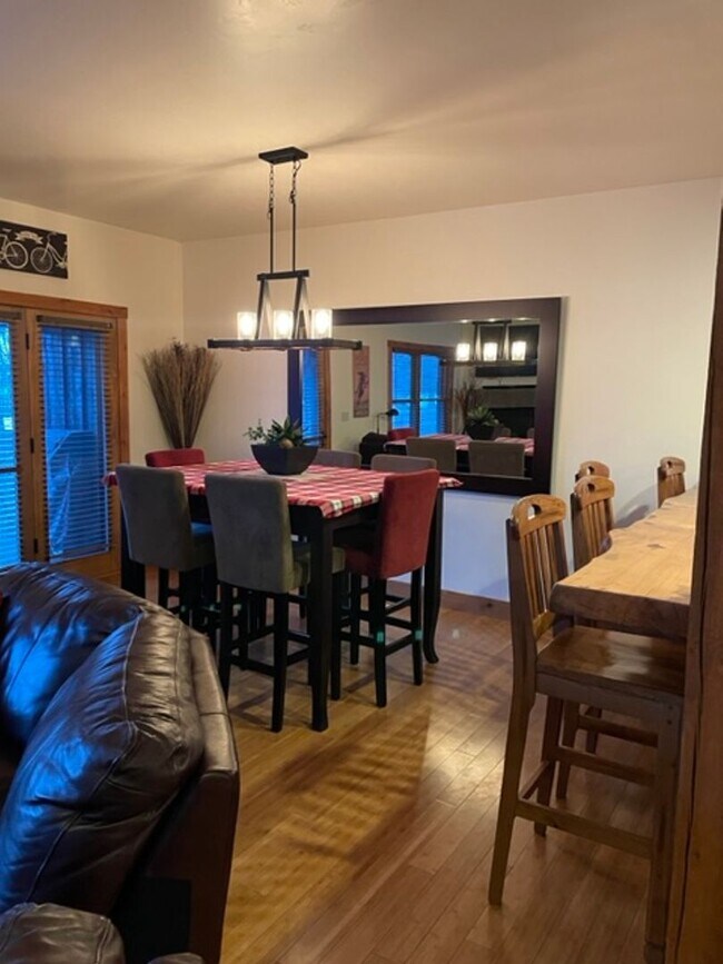 Building Photo - 3 Bed 2.5 Bath Furnished Townhouse