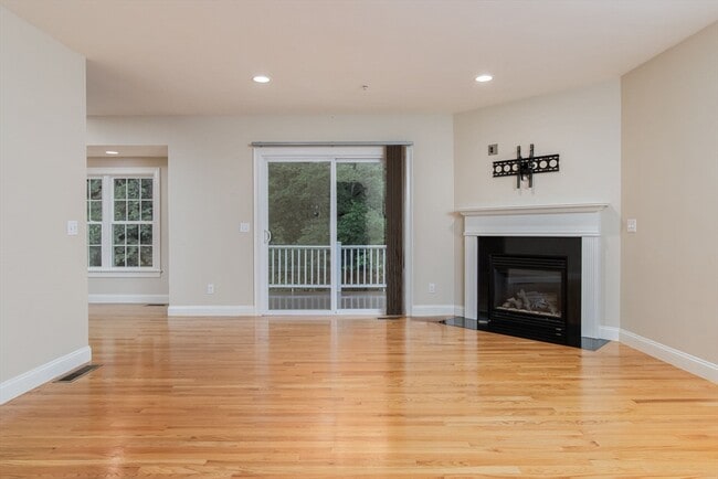 Building Photo - 4 Country Candle Ln