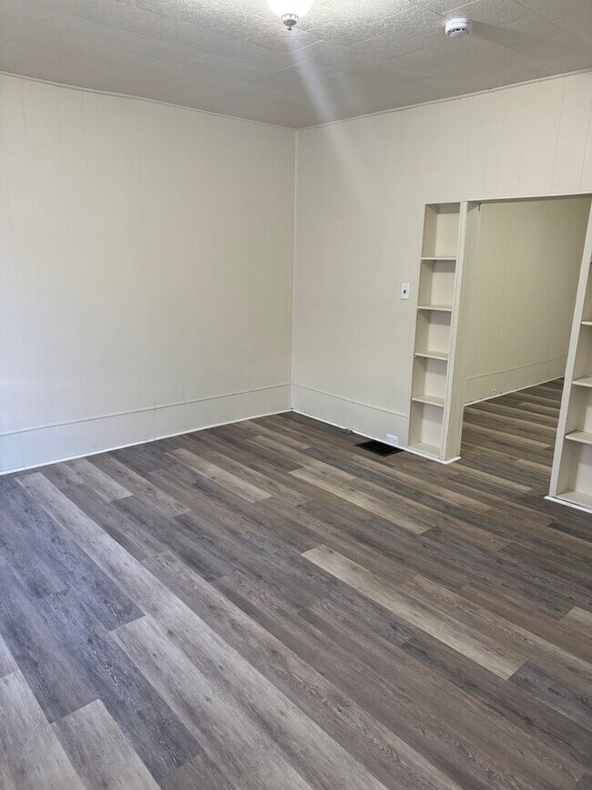 Building Photo - 3 bedroom, 1 bath, 3 story half double house