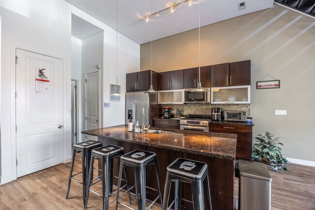 Foto del edificio - 1002 W Lake St