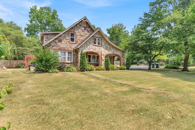 Building Photo - 1688 Overhill Rd