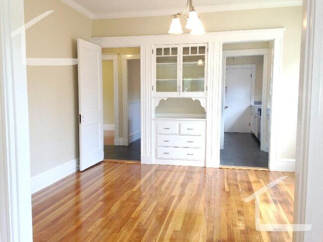 Foto del edificio - 9/1 Oversized 4BR/2BA near Oak Sq, Brighton Center