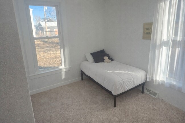 Photo - 307 E Oak St House