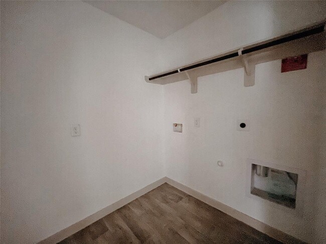 Foto del edificio - 8015 Black Forest Ln