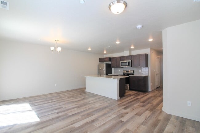 Foto del edificio - 3 Bed/2 Bath Townhouse in Kennewick