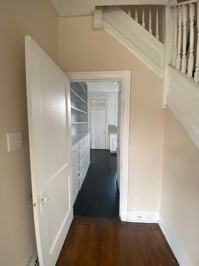 Entry to kitchen - 8329 John R St