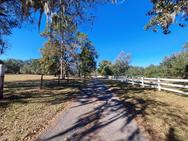 Building Photo - 4296 Whispering Oaks Dr