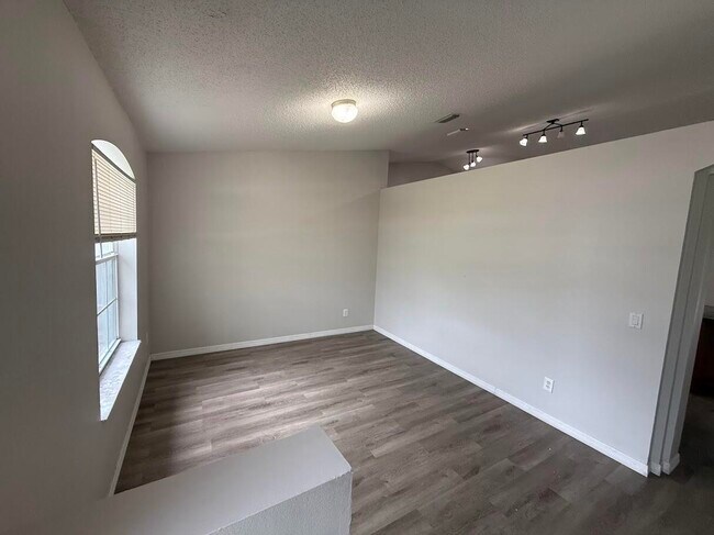Foto del edificio - 548 SW Undallo Rd