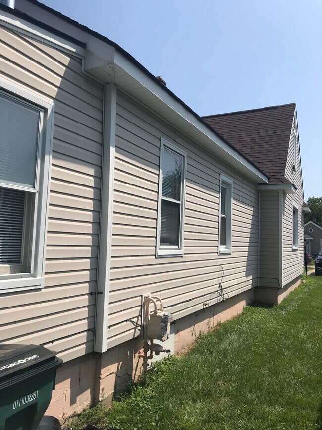 Building Photo - 3235 Prairie Ave