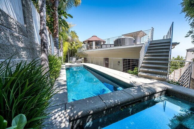 Foto del edificio - 8835 Evanview Dr