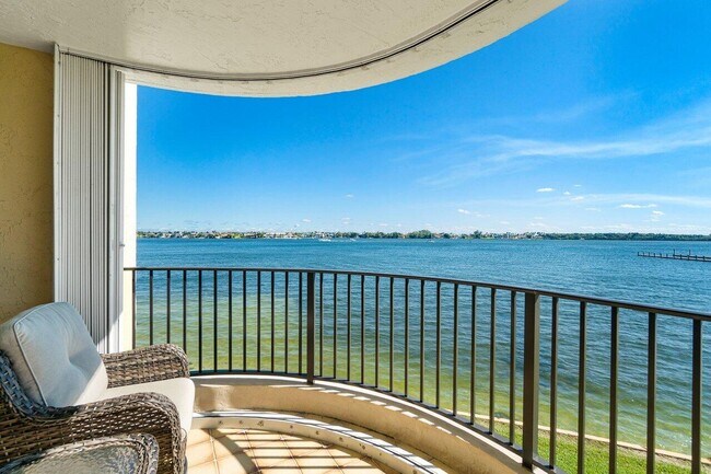 Foto del edificio - 8200 Lakeshore Dr