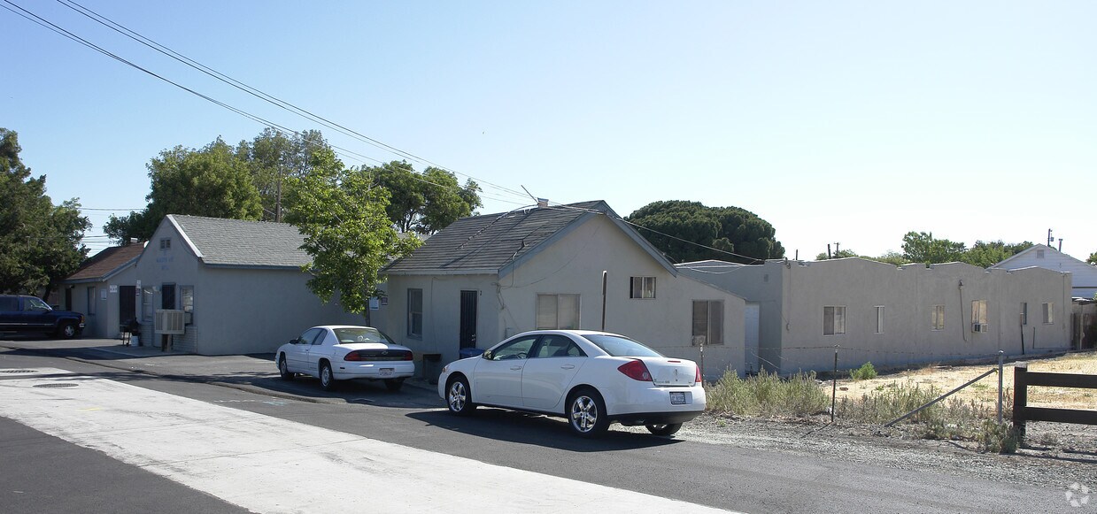 Primary Photo - 83 Alberts Ave