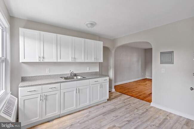 Building Photo - 56 W Maple Ave