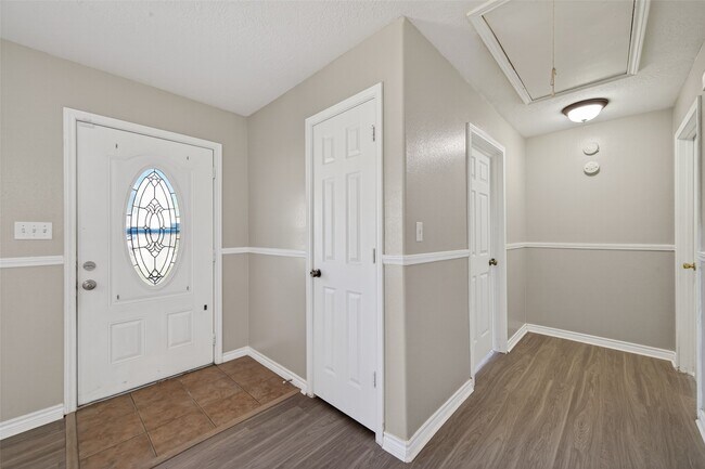 Foto del edificio - 210 N Shirley Ln