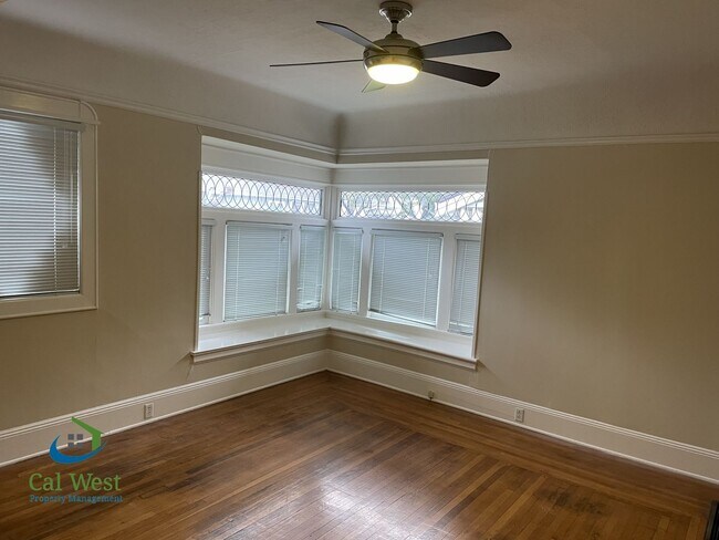 Foto del edificio - $2595 - 1Bed 1Bath Beautiful Duplex on a Tree Lined Street in the Rose Garden Area!