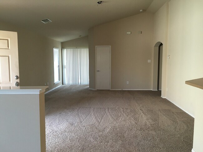 Foto del edificio - 3BD/2BA/2-Car Garage |Eagle Mtn-Saginaw ISD $1,895/mo | Pets Welcome — All Sizes