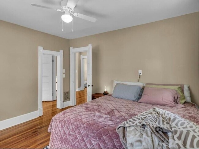 Building Photo - 4 Bedroom Single Family Home in Clinton