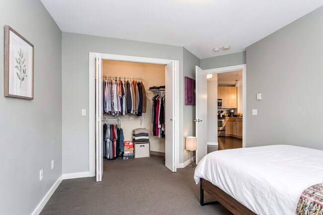 Foto del edificio - East Queen Anne Seattle 2 Bedroom Apartment for Rent | Lake Union Views, Rooftop Deck, Garage Par...
