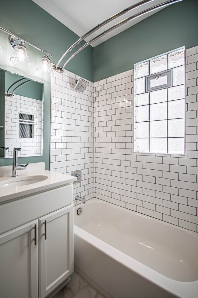 Building Photo - 1028 E Pearson St