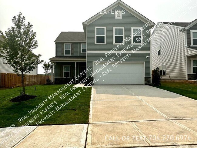 Building Photo - Must See 4 Bedroom / 2.5 Bath Home with 2 ...