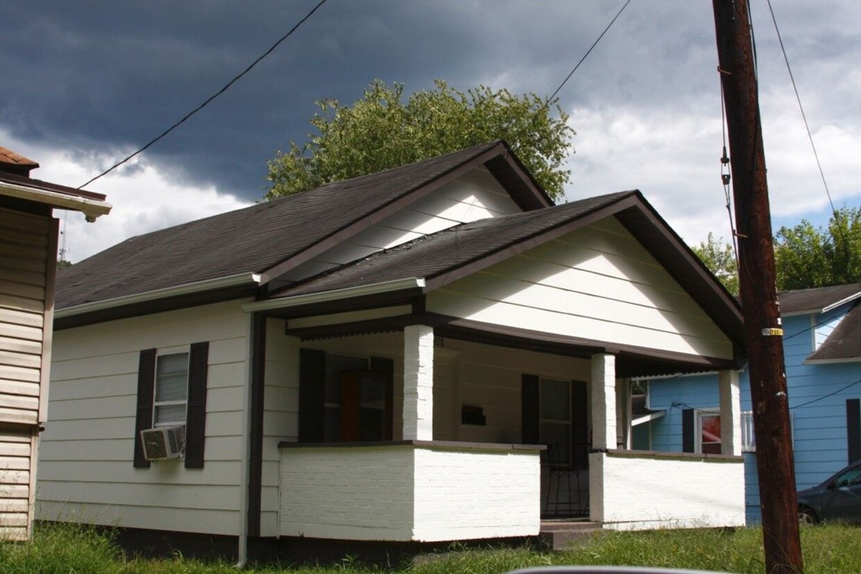 Foto principal - 3 bedroom House in Huntington, WV