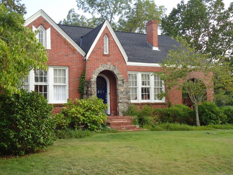 Primary Photo - 2807 Summerville Road
