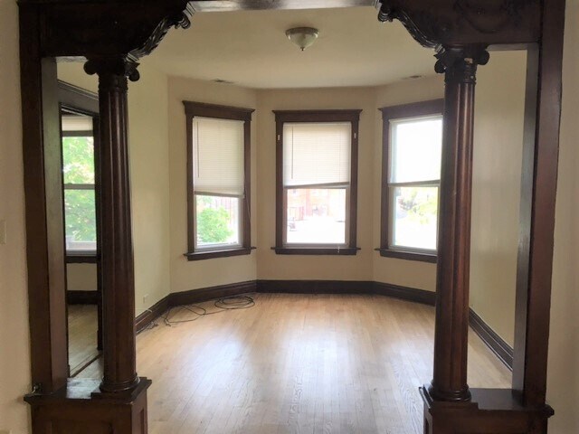 Building Photo - 1441 W Oakdale Ave