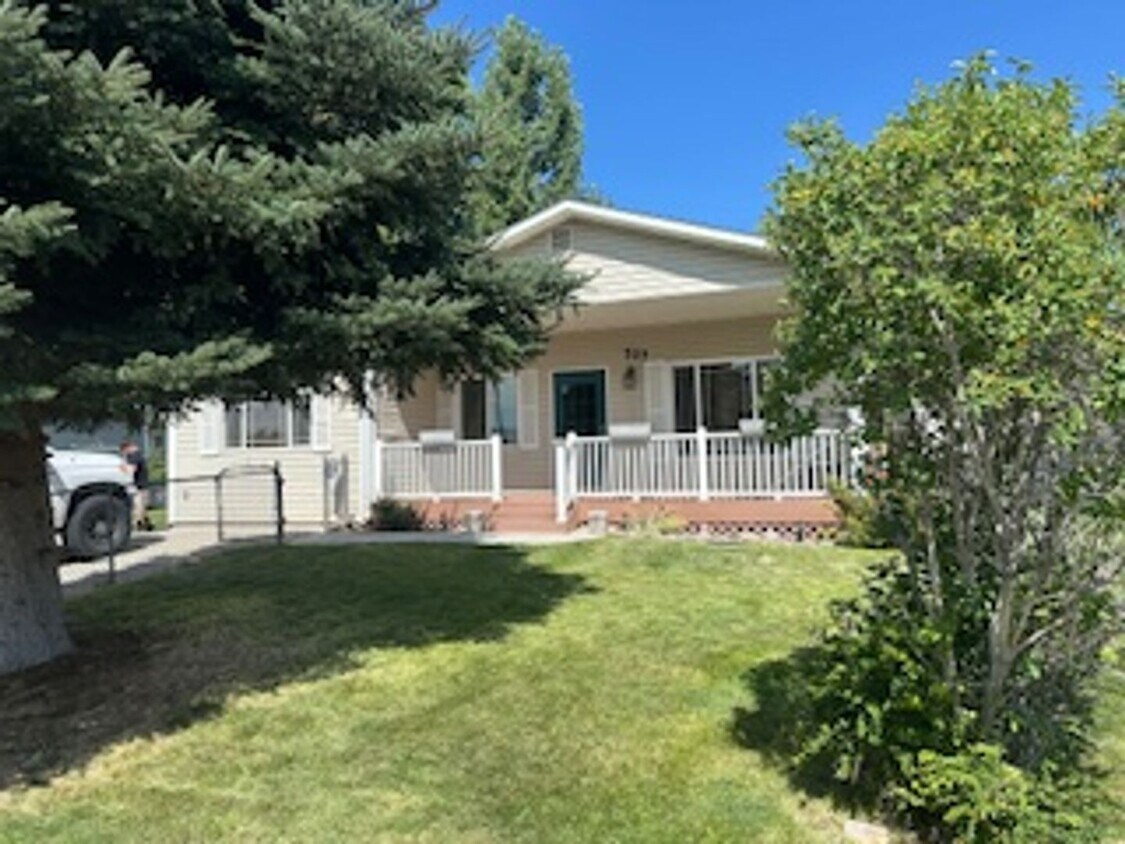 Primary Photo - 3 bedroom home in the tree streets