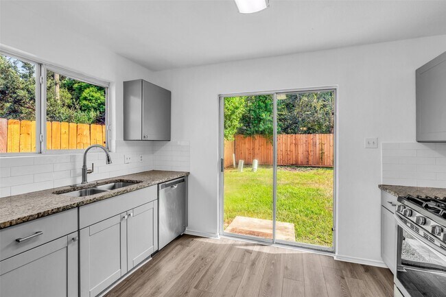 Foto del edificio - 5239 Roth Forest Ln