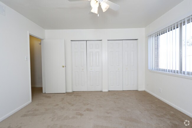 Bedroom - Abercorn Townhomes and Apartments
