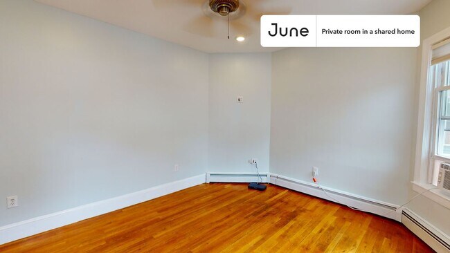 Foto del edificio - Private bedroom in 3 bed/1 bath Home