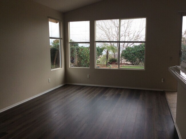 Foto del edificio - 3 Bedroom 2 bathroom Home in Corona